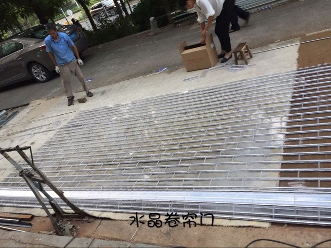 水晶卷簾門安裝.jpg